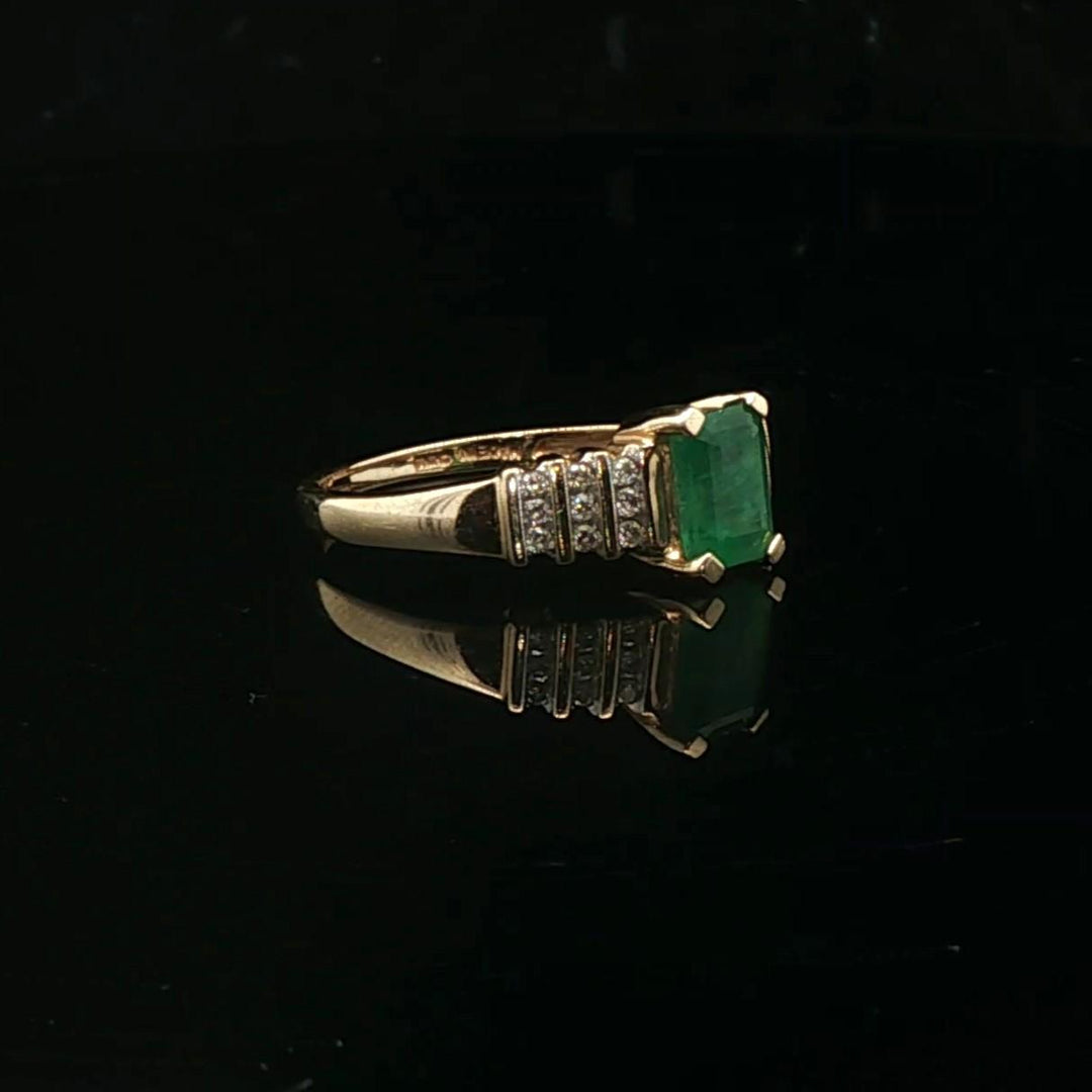 14k Yellow Gold Emerald and 0.20cttw Diamond Ladies Ring Size 8