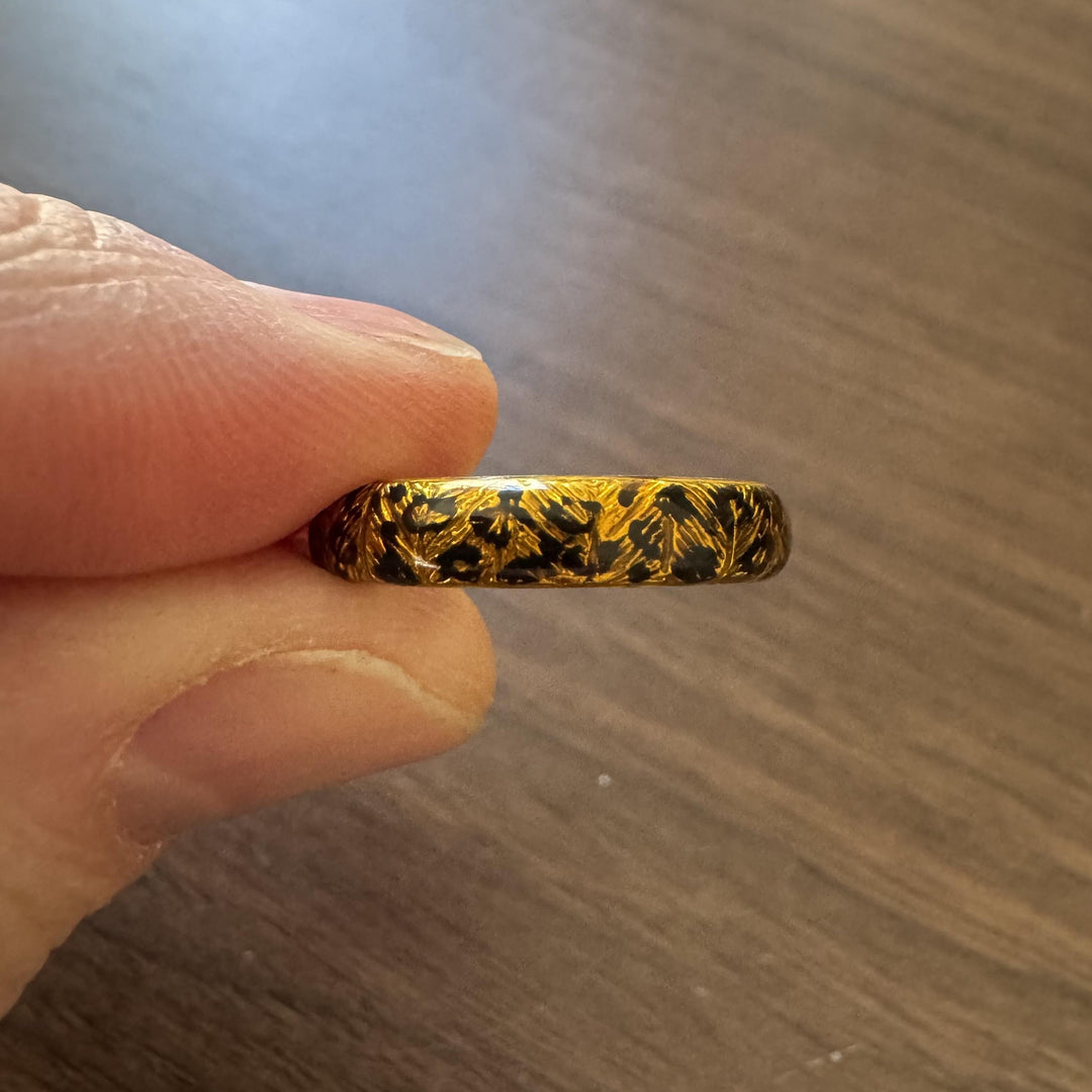 18k Yellow Gold and Enamel 4.6g Ladies Fancy Band Ring Size 7.75