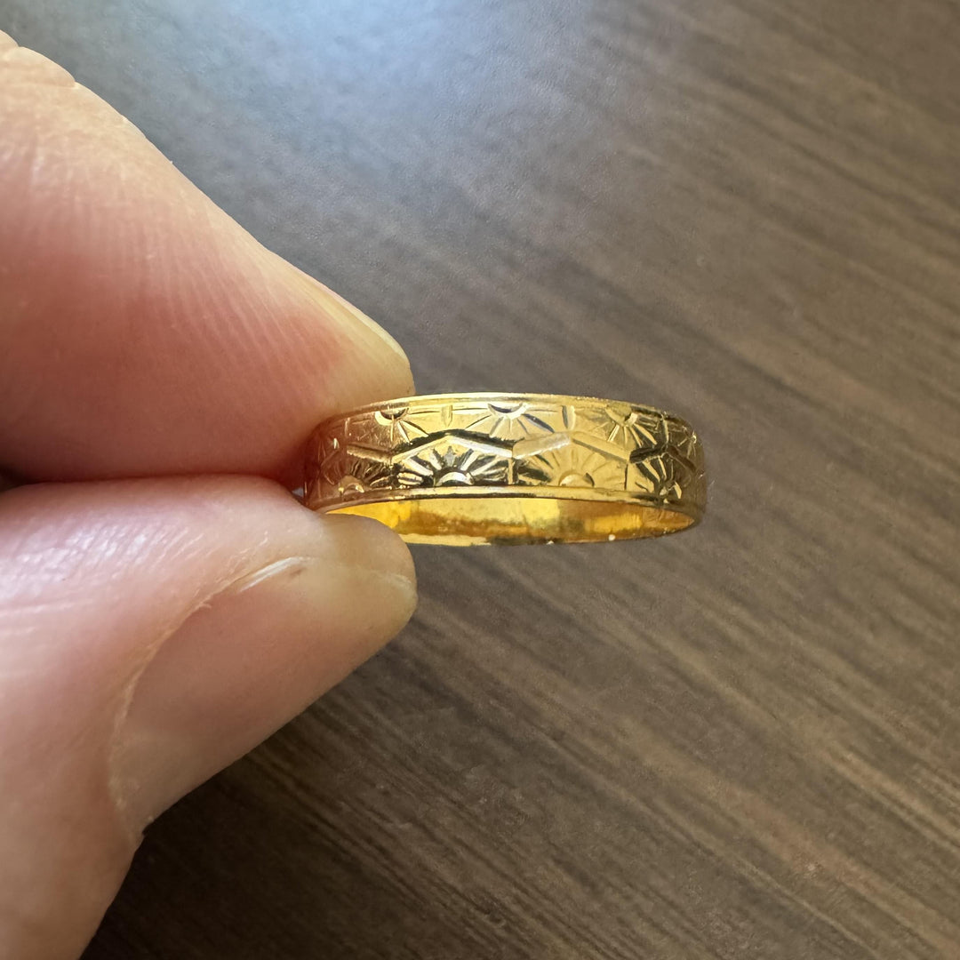 22k Two Tone Gold 2.7g Sun Design 4.2mm Band Ring Size 7.5