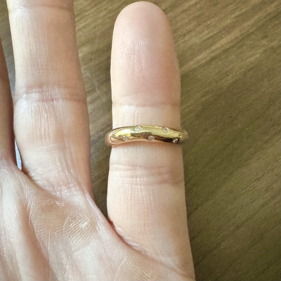 18k Yellow Gold and Flush Set Diamonds Curved Band Ring Size 6
