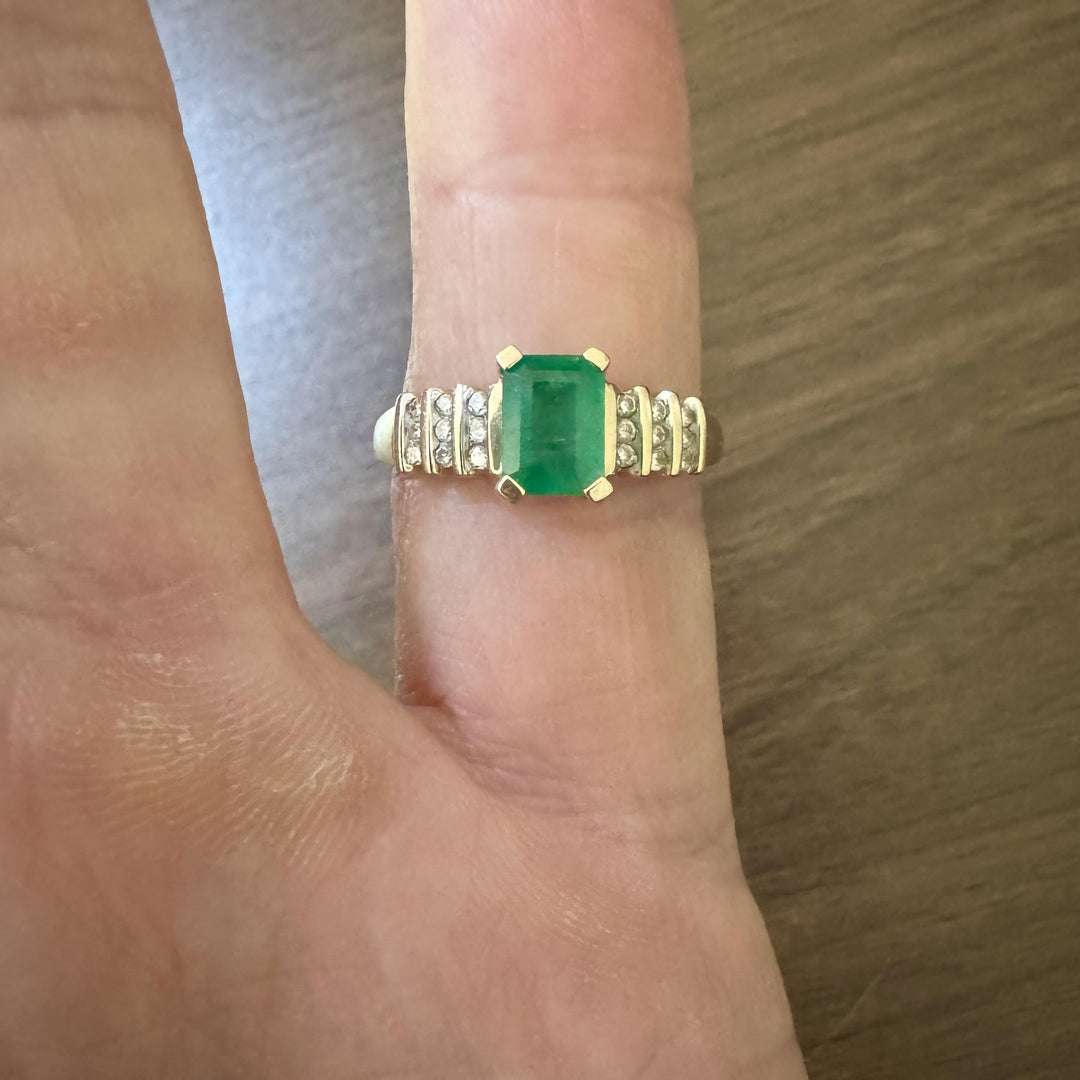 14k Yellow Gold Emerald and 0.20cttw Diamond Ladies Ring Size 8