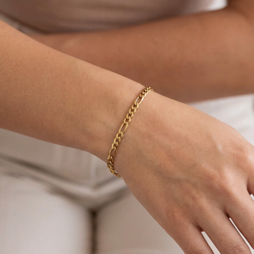 18k Yellow Gold 4.3g Hollow Thin 2.8mm Figaro Link Bracelet Italy 7.5"