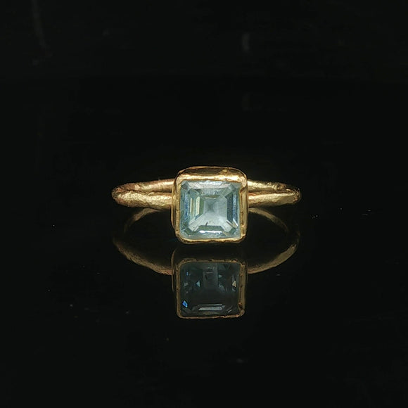 18k Yellow Gold and Bezel Set Topaz Vintage Hammered Band Ring Size 5.5