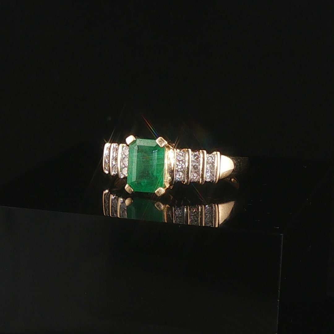 14k Yellow Gold Emerald and 0.20cttw Diamond Ladies Ring Size 8