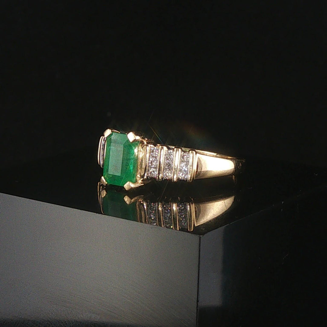 14k Yellow Gold Emerald and 0.20cttw Diamond Ladies Ring Size 8