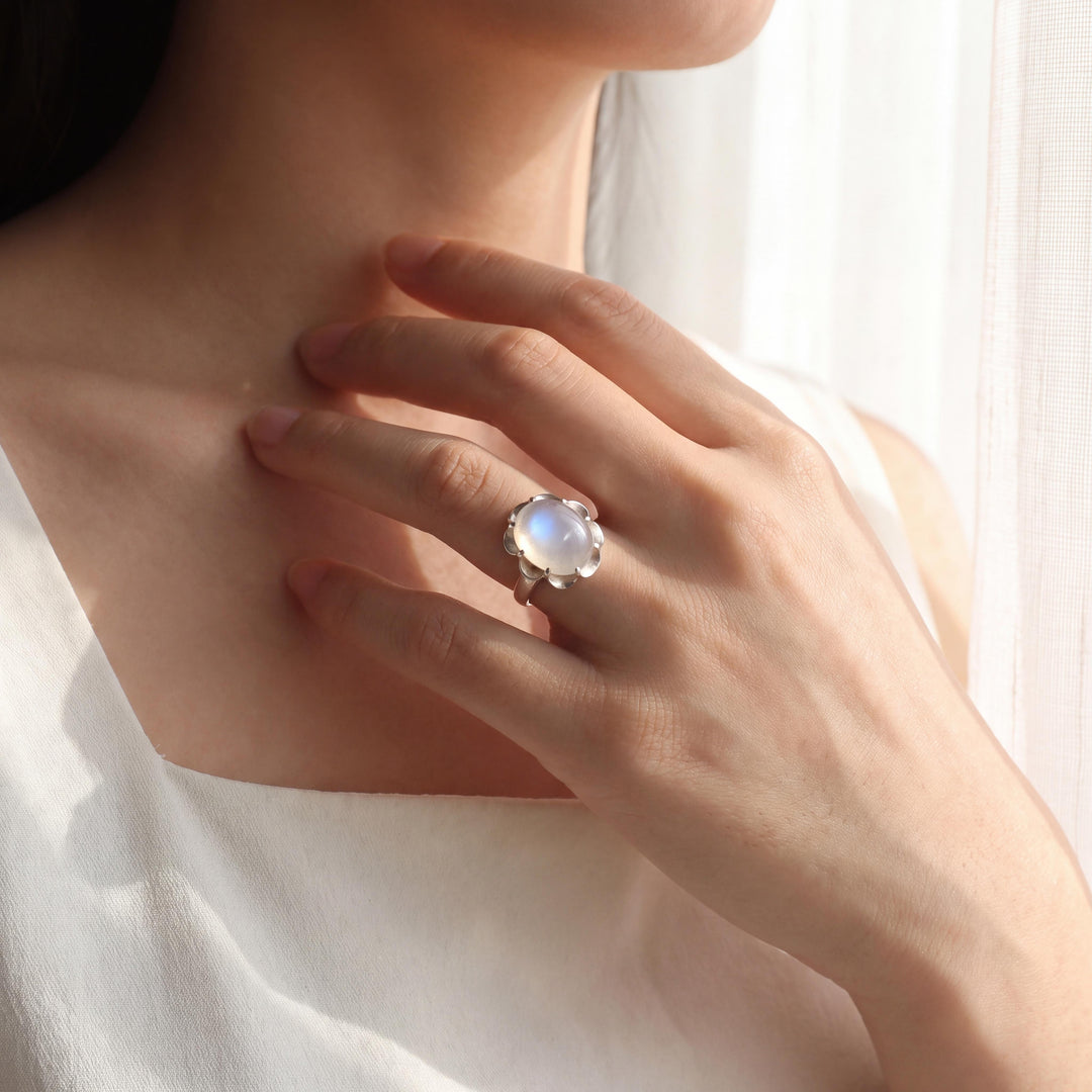 14k White Gold and 4.34ct Oval Cabochon Moonstone Vintage Ring Size 6.5