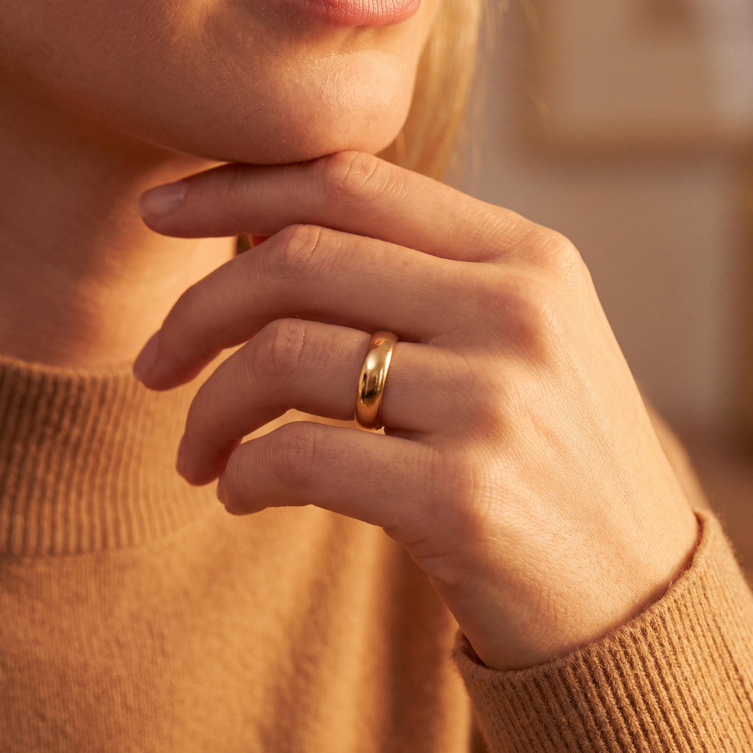 18k Yellow Gold 5.2g Solid Vintage 4.5mm Ladies Band Ring Size 6.5