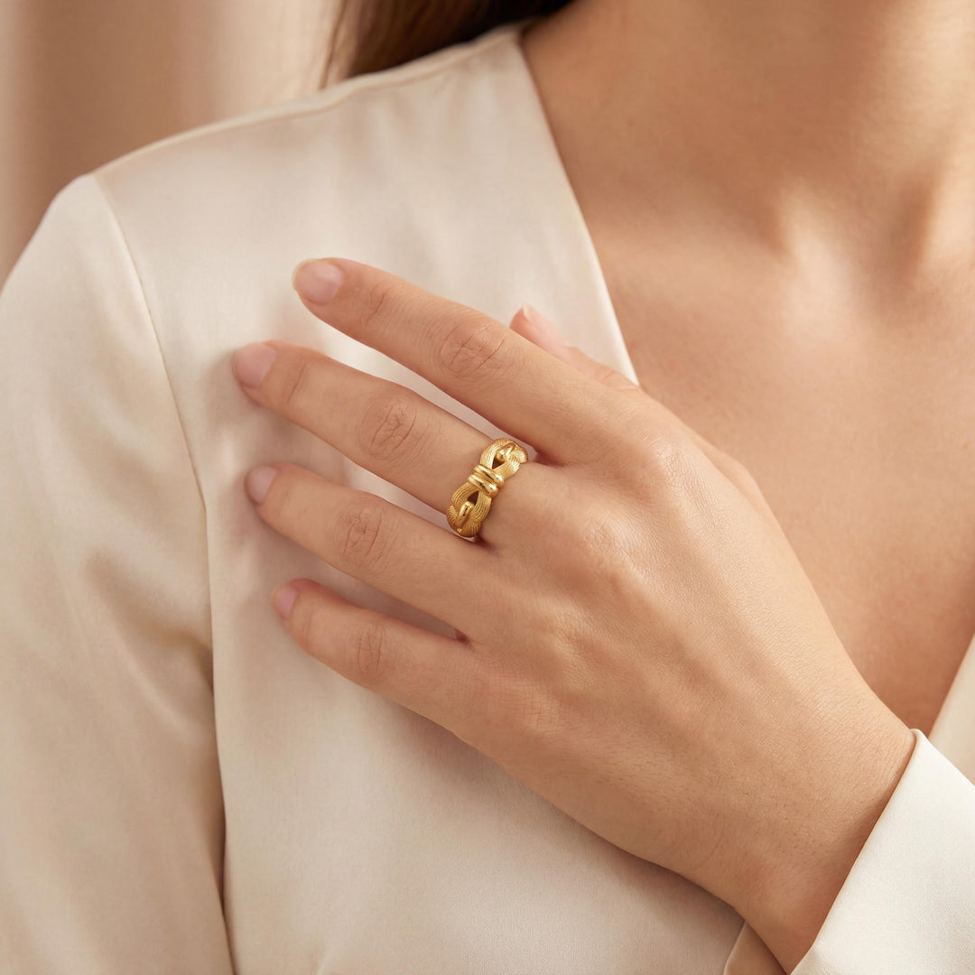 22k Yellow Gold 4.1g Solid Ribbed Knot Band Ring Size 5