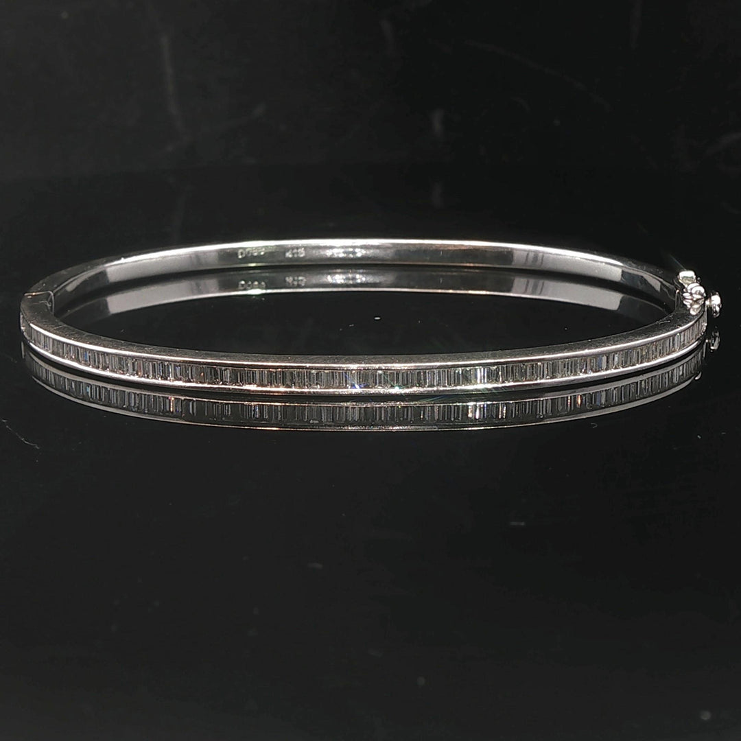 18k White Gold and 0.88cttw Baguette Diamonds Bangle Bracelet 6.5"