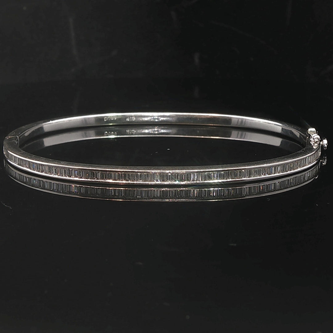 18k White Gold and 0.88cttw Baguette Diamonds Bangle Bracelet 6.5"