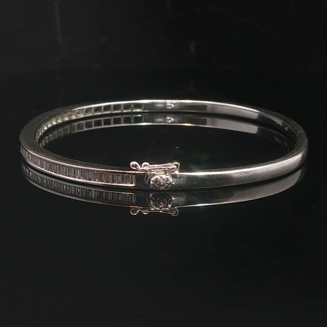 18k White Gold and 0.88cttw Baguette Diamonds Bangle Bracelet 6.5"