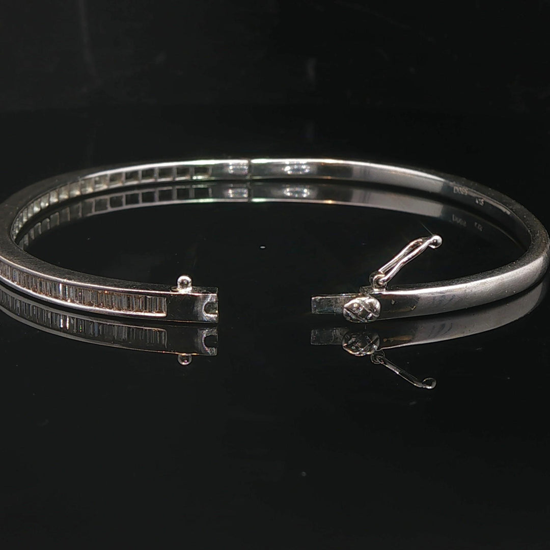 18k White Gold and 0.88cttw Baguette Diamonds Bangle Bracelet 6.5"