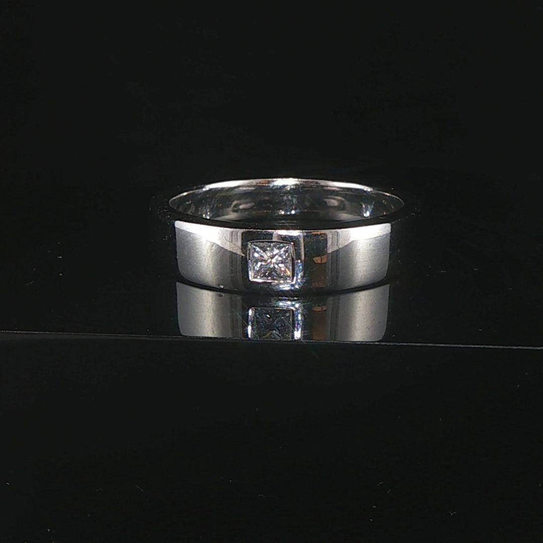 18k White Gold and 0.10ct Princess Cut Diamond Band Ring Size 8