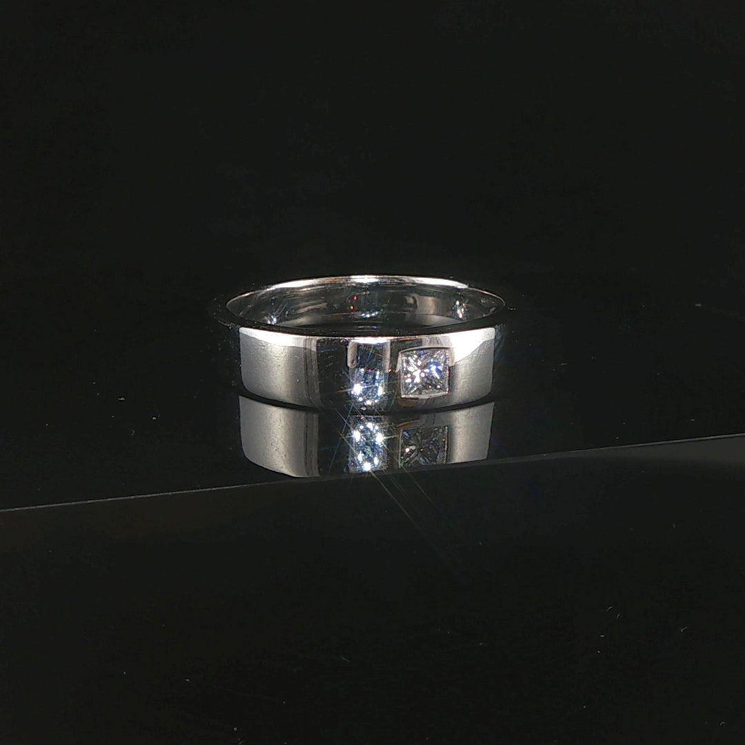 18k White Gold and 0.10ct Princess Cut Diamond Band Ring Size 8
