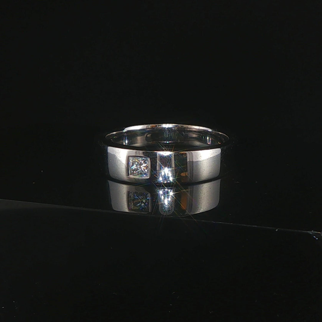 18k White Gold and 0.10ct Princess Cut Diamond Band Ring Size 8