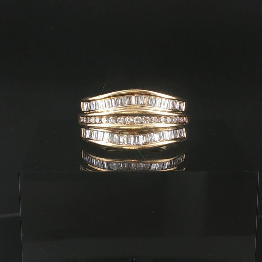 18k Yellow Gold and 1.25cttw Diamond Curved Band Ring Size 7