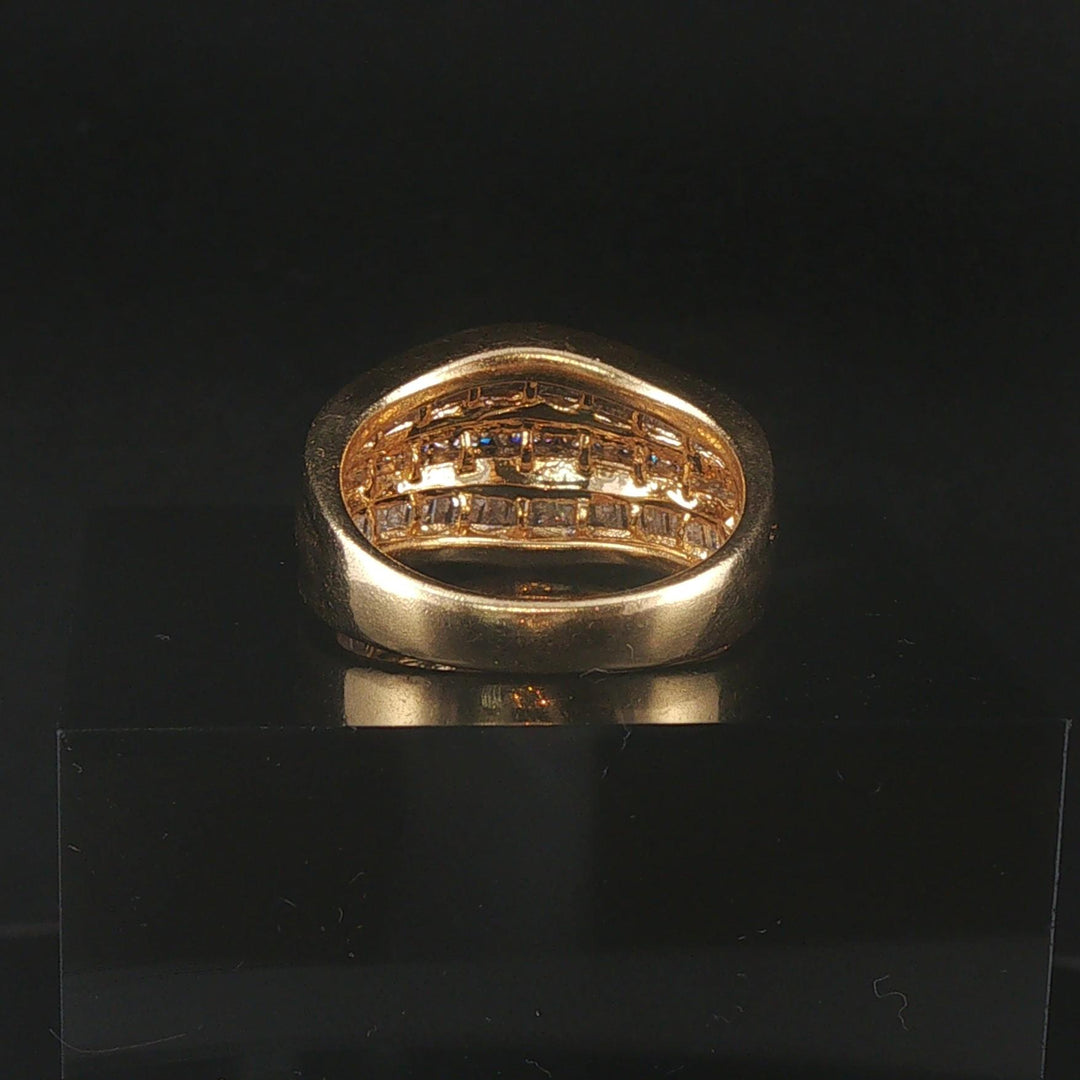 18k Yellow Gold and 1.25cttw Diamond Curved Band Ring Size 7
