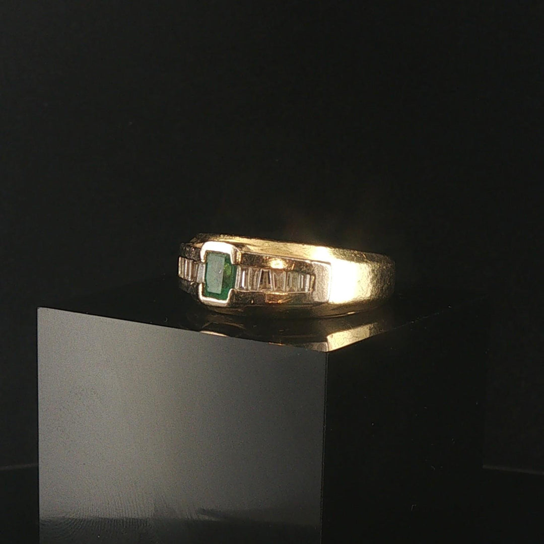 18k Yellow Gold Emerald and 0.30cttw Baguette Diamond Men's Vintage Ring Size 12