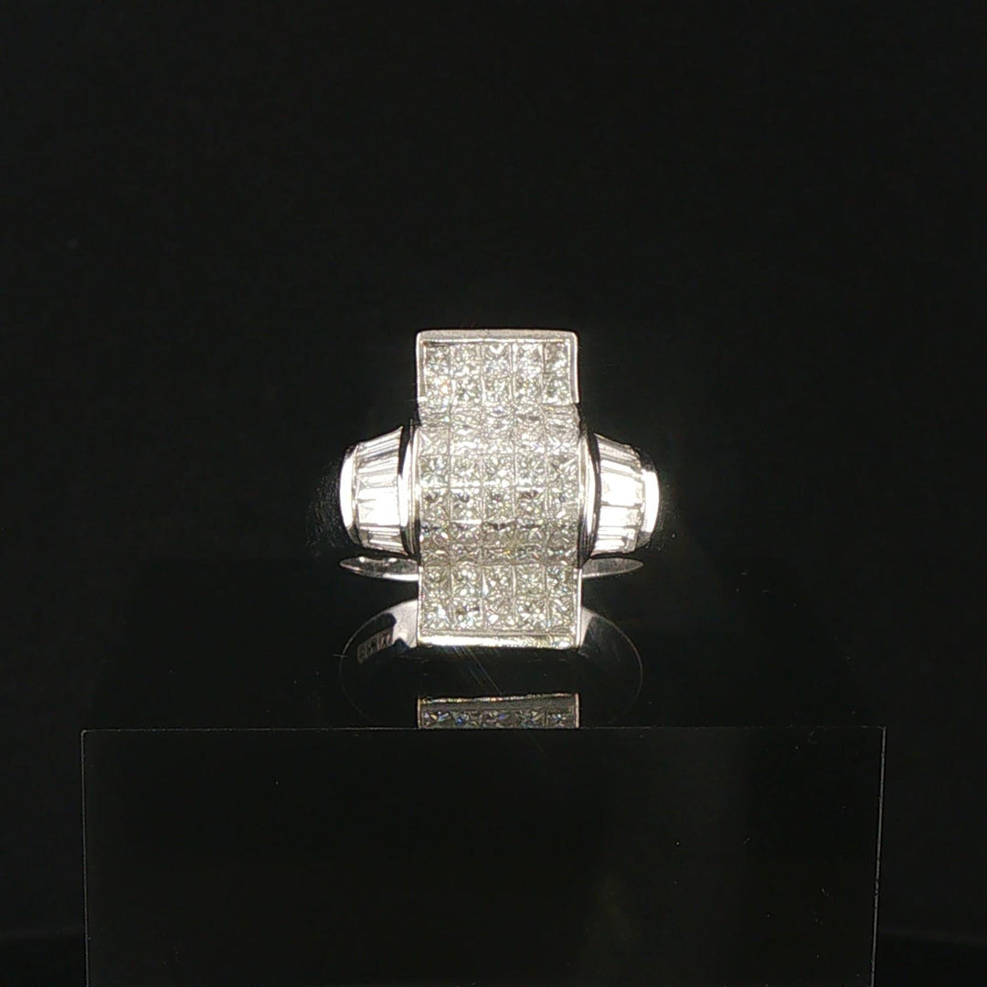 18k White Gold and 2cttw Princess and Baguette Cut Diamond Heavy Ring Size 6.5