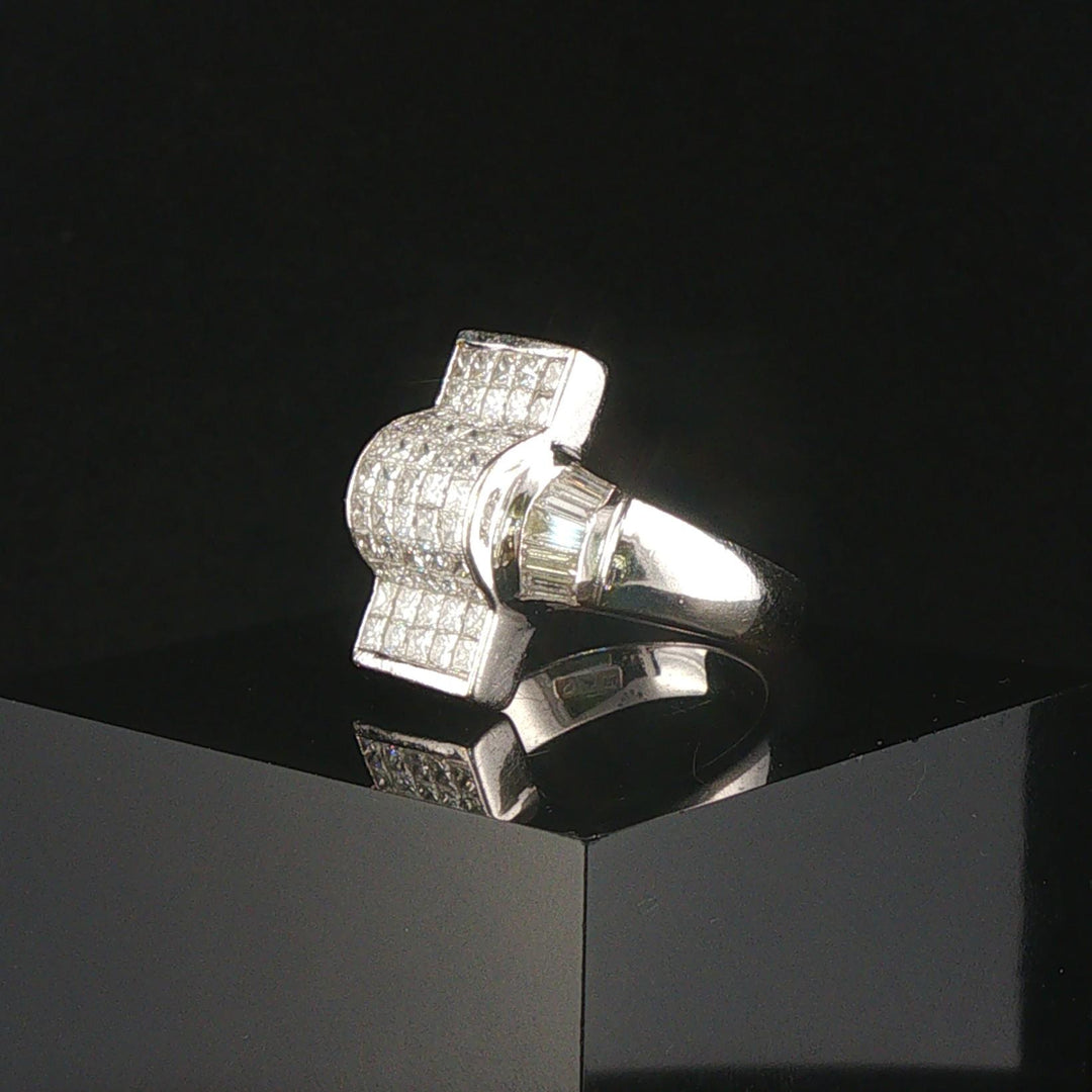 18k White Gold and 2cttw Princess and Baguette Cut Diamond Heavy Ring Size 6.5