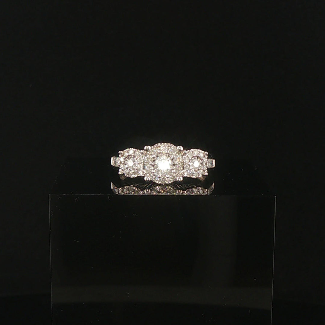 14k White and 0.75cttw Diamond Cluster Halo Ring Size 7