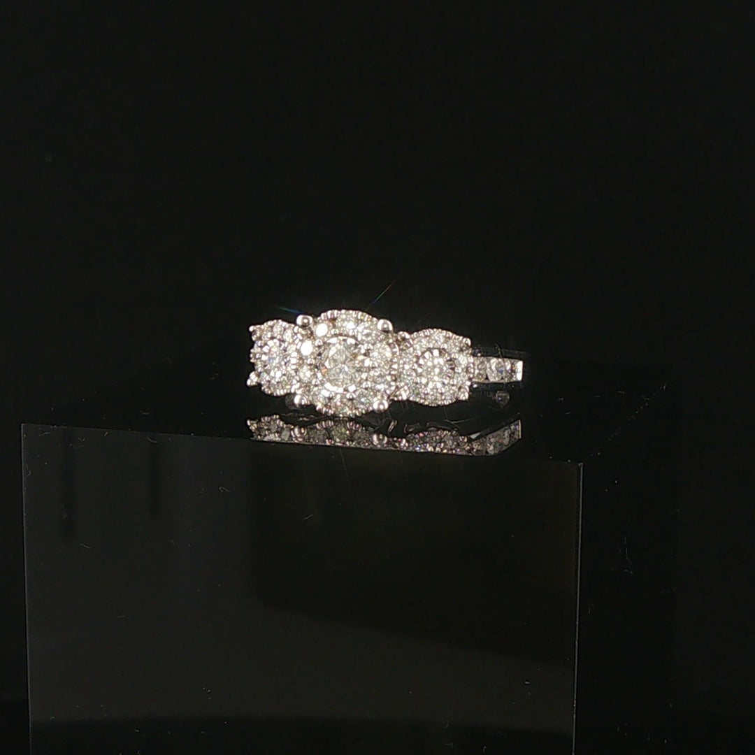 14k White and 0.75cttw Diamond Cluster Halo Ring Size 7