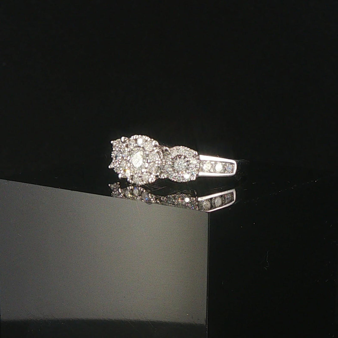 14k White and 0.75cttw Diamond Cluster Halo Ring Size 7