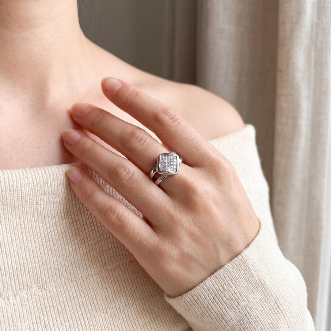 18k White Gold and 1.25cttw Princess Cut Diamond Heavy Ring Size 5