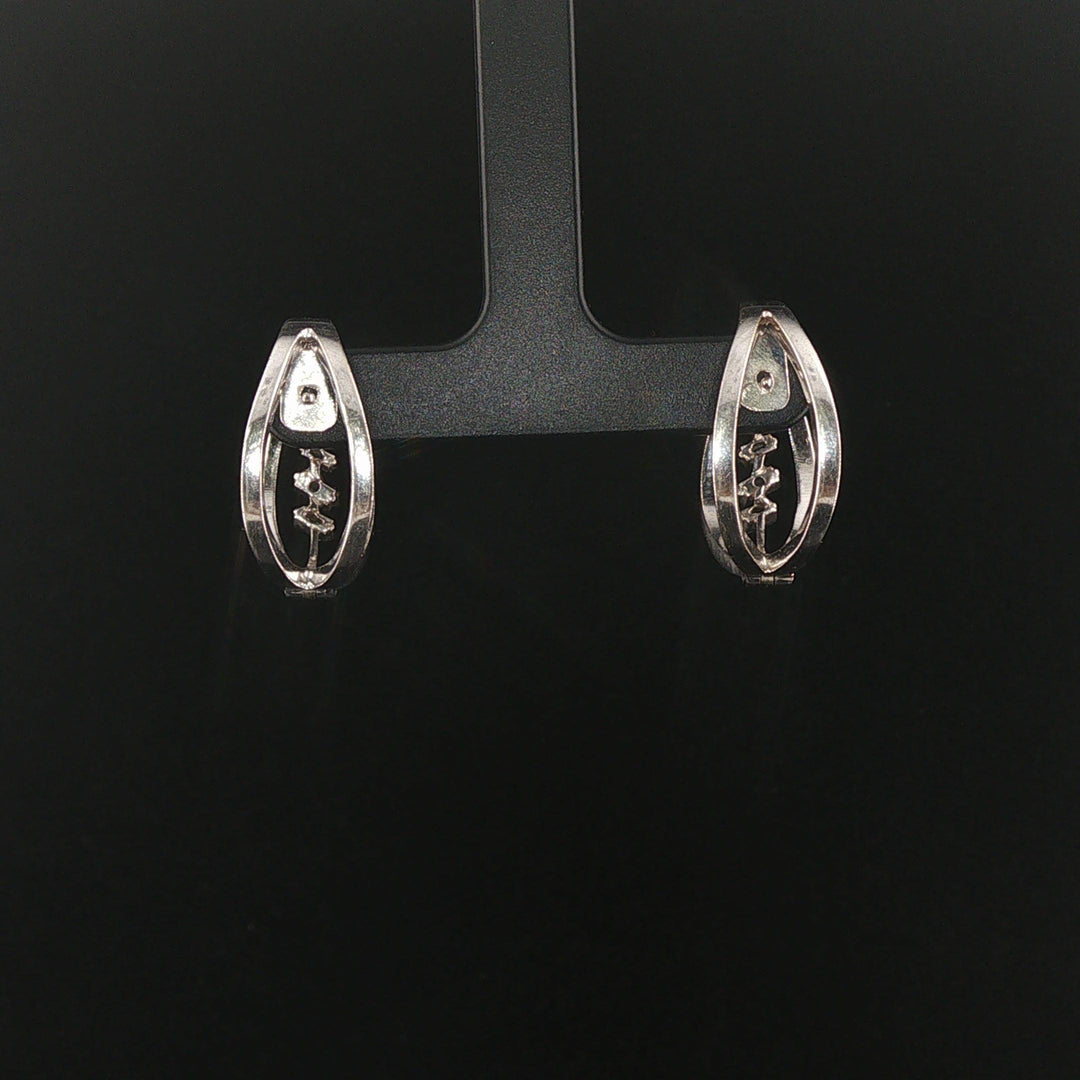 14k White Gold and 0.30cttw Baguette Diamond Hoop Earrings