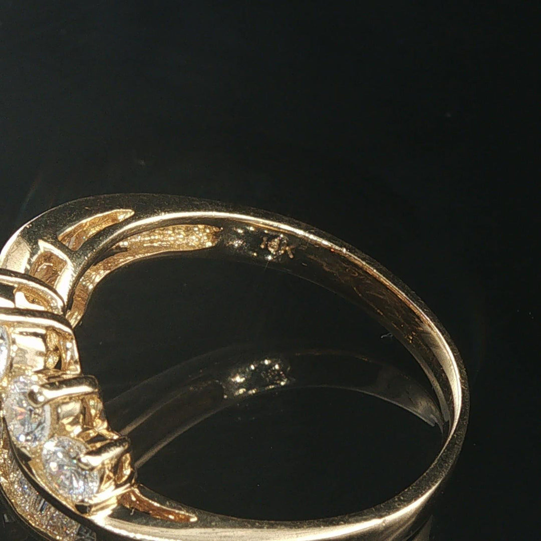 18k Yellow Gold and 1.25cttw Round and Baguette Diamond Ladies Ring Size 7.25