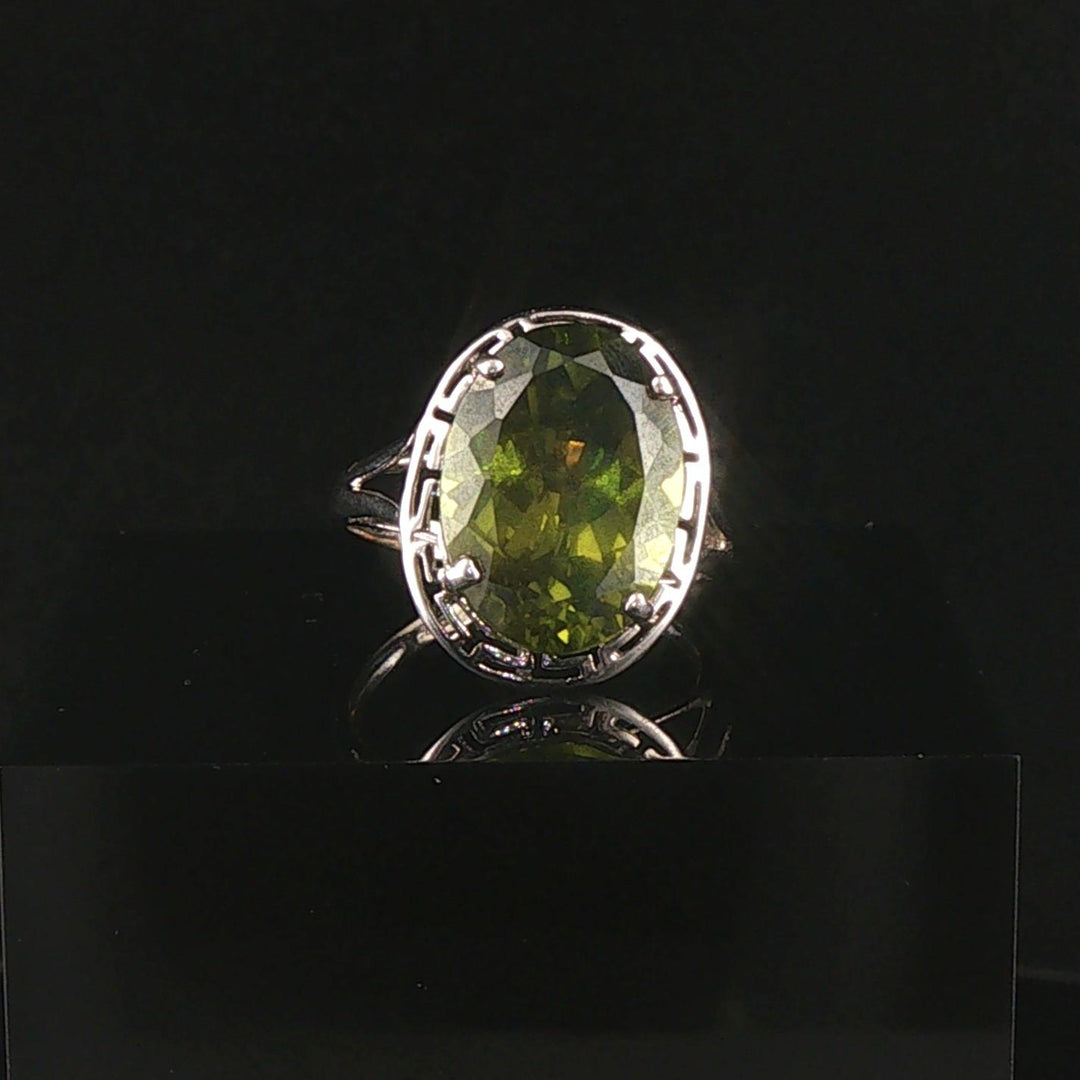 14k White Gold and Peridot Greek Key Design Ring Size 4.75