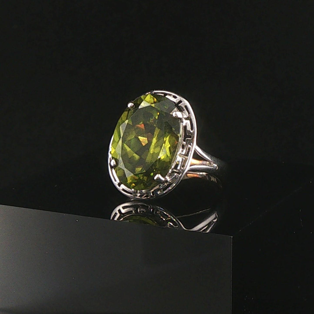 14k White Gold and Peridot Greek Key Design Ring Size 4.75