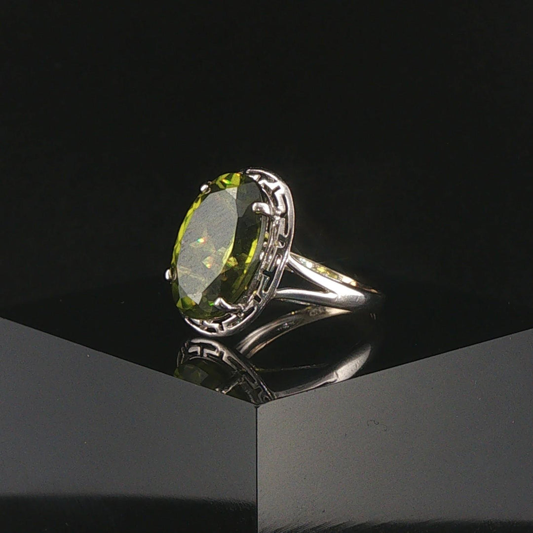 14k White Gold and Peridot Greek Key Design Ring Size 4.75