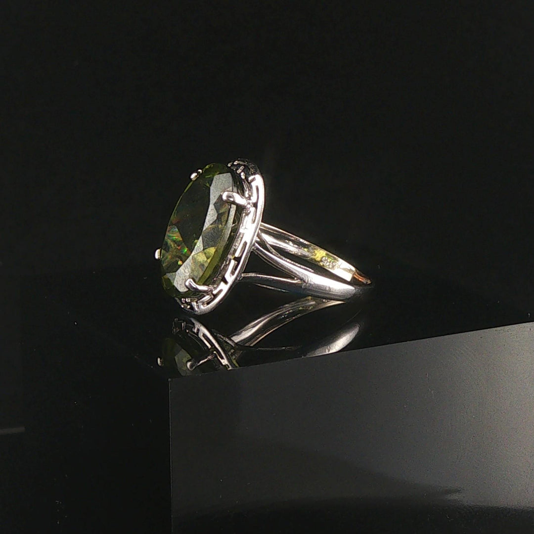 14k White Gold and Peridot Greek Key Design Ring Size 4.75