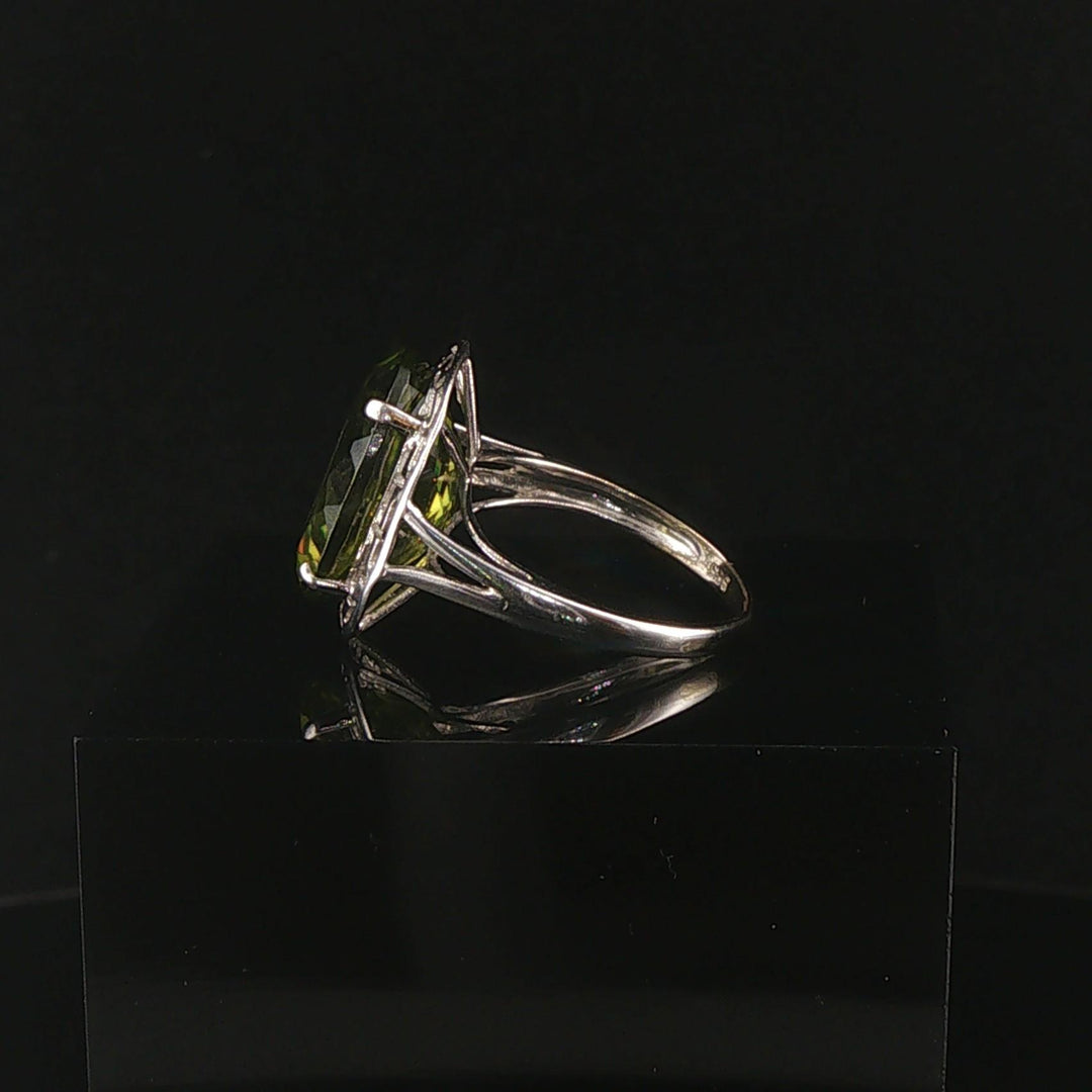14k White Gold and Peridot Greek Key Design Ring Size 4.75