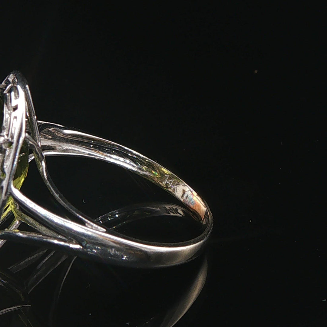 14k White Gold and Peridot Greek Key Design Ring Size 4.75
