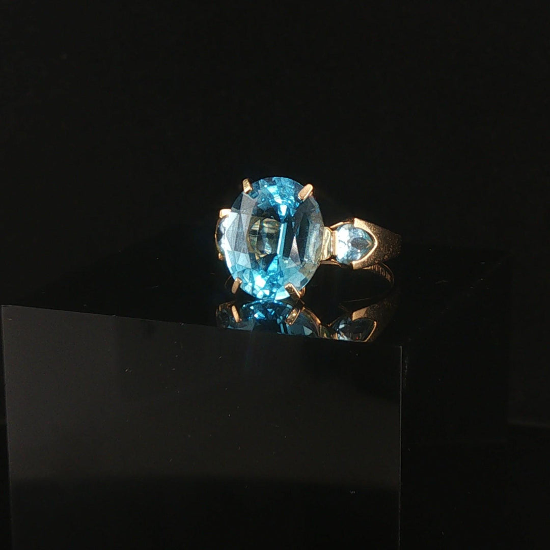 14k Yellow Gold Blue Topaz Ladies Ring Size 7.25