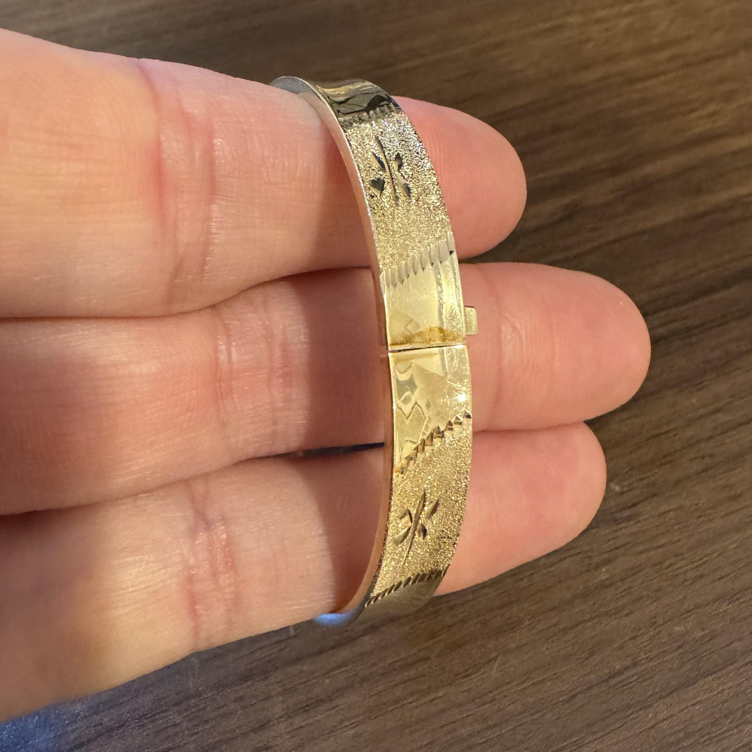 14k Yellow Gold 10.8g Ladies Vintage 8mm Textured Floral Bangle Bracelet 7"