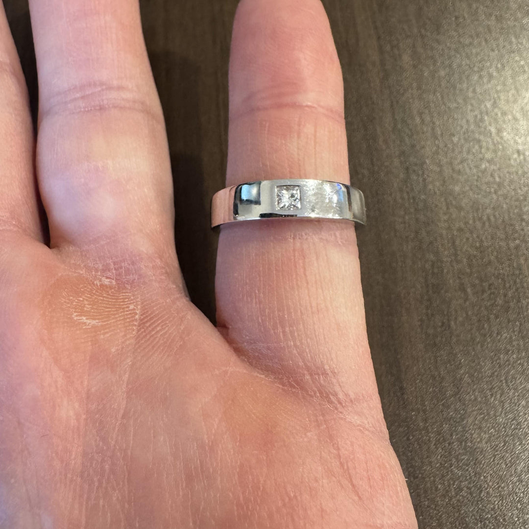 18k White Gold and 0.10ct Princess Cut Diamond Band Ring Size 8