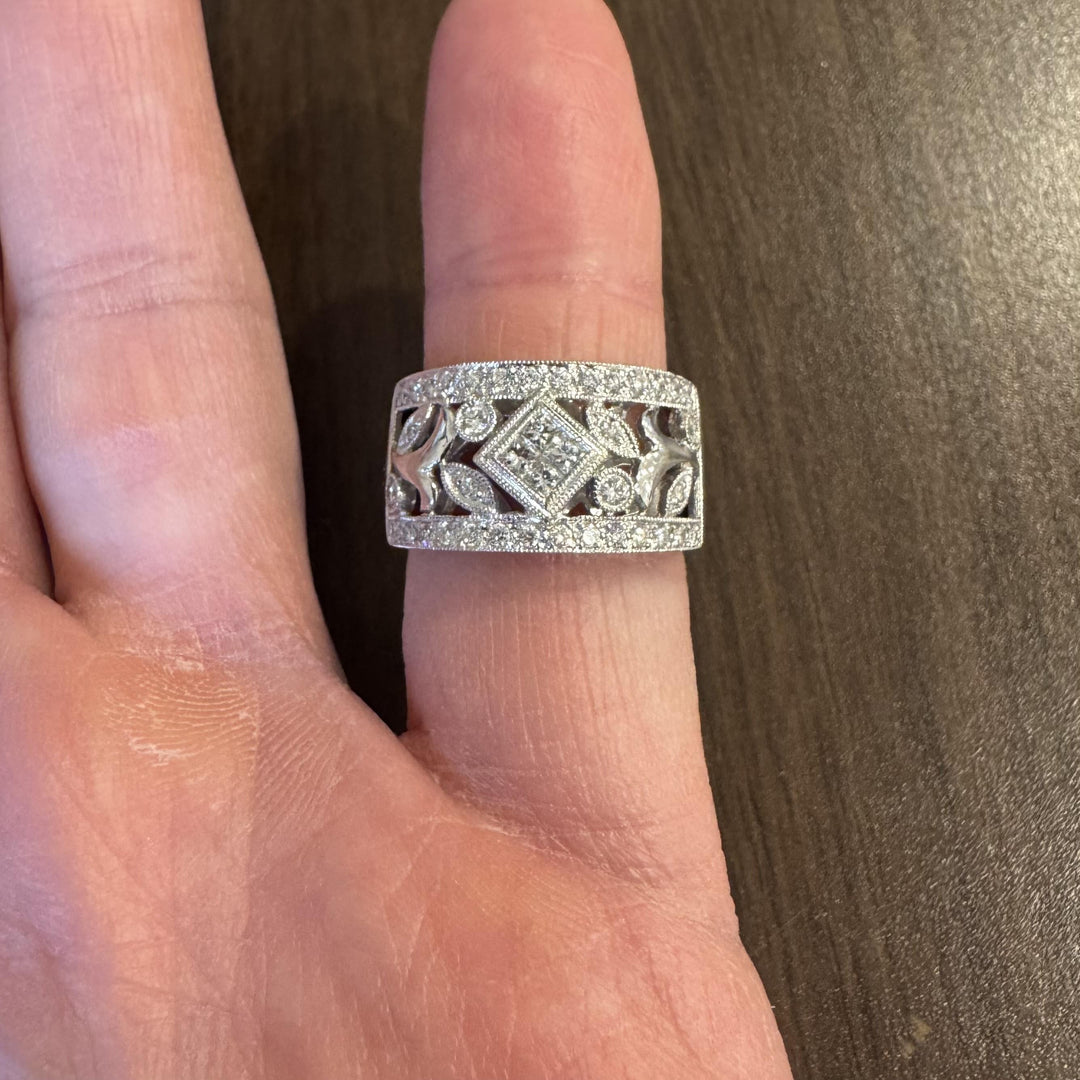 18k White Gold and 0.75cttw Diamond Vintage Floral Filigree Band Ring Size 7