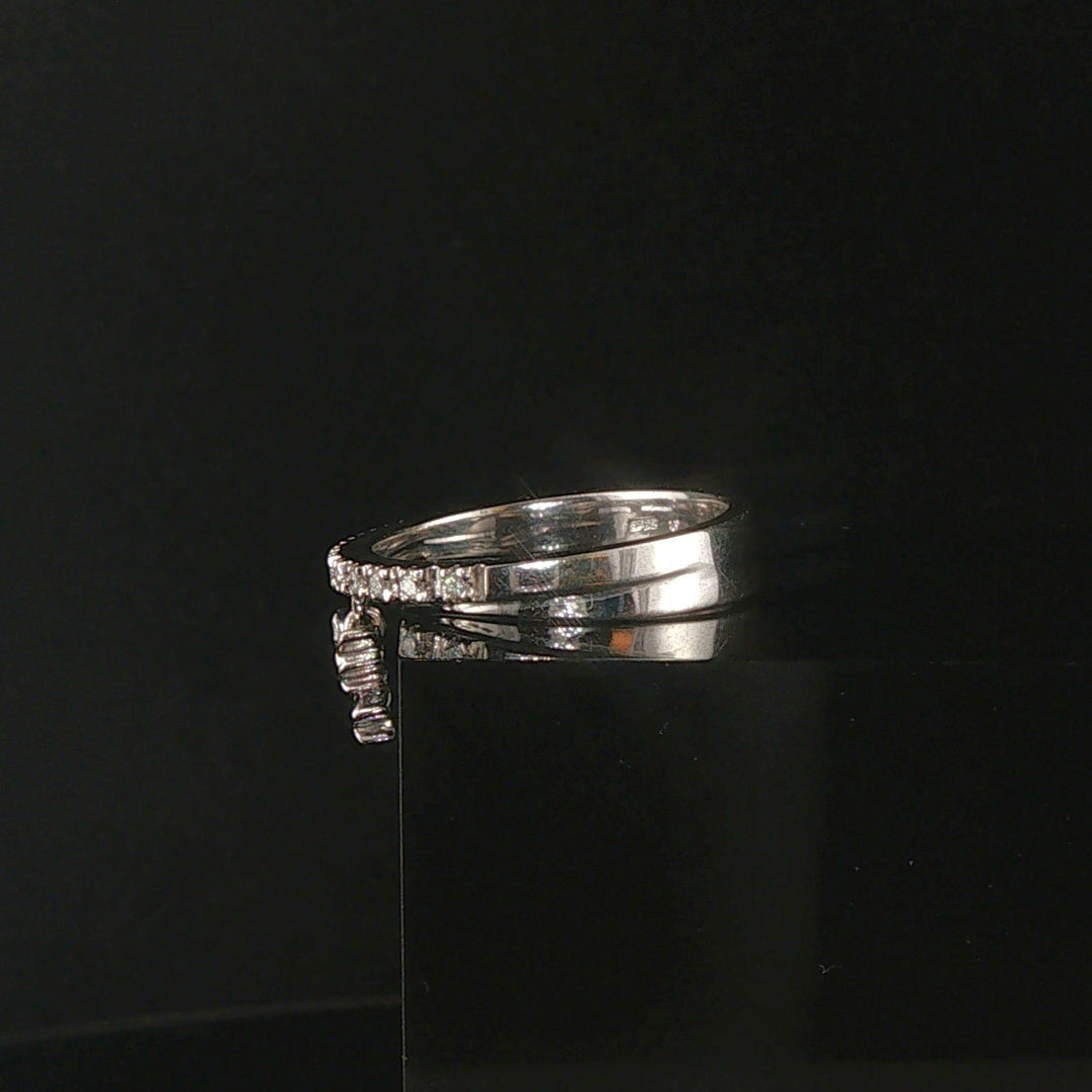 18k White Gold and 0.15cttw Diamond Butterfly Charm Band Ring Italy Size 7.5