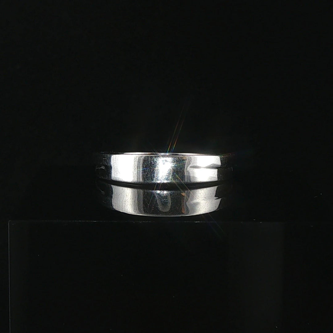 18k White Gold and 0.15cttw Diamond Butterfly Charm Band Ring Italy Size 7.5