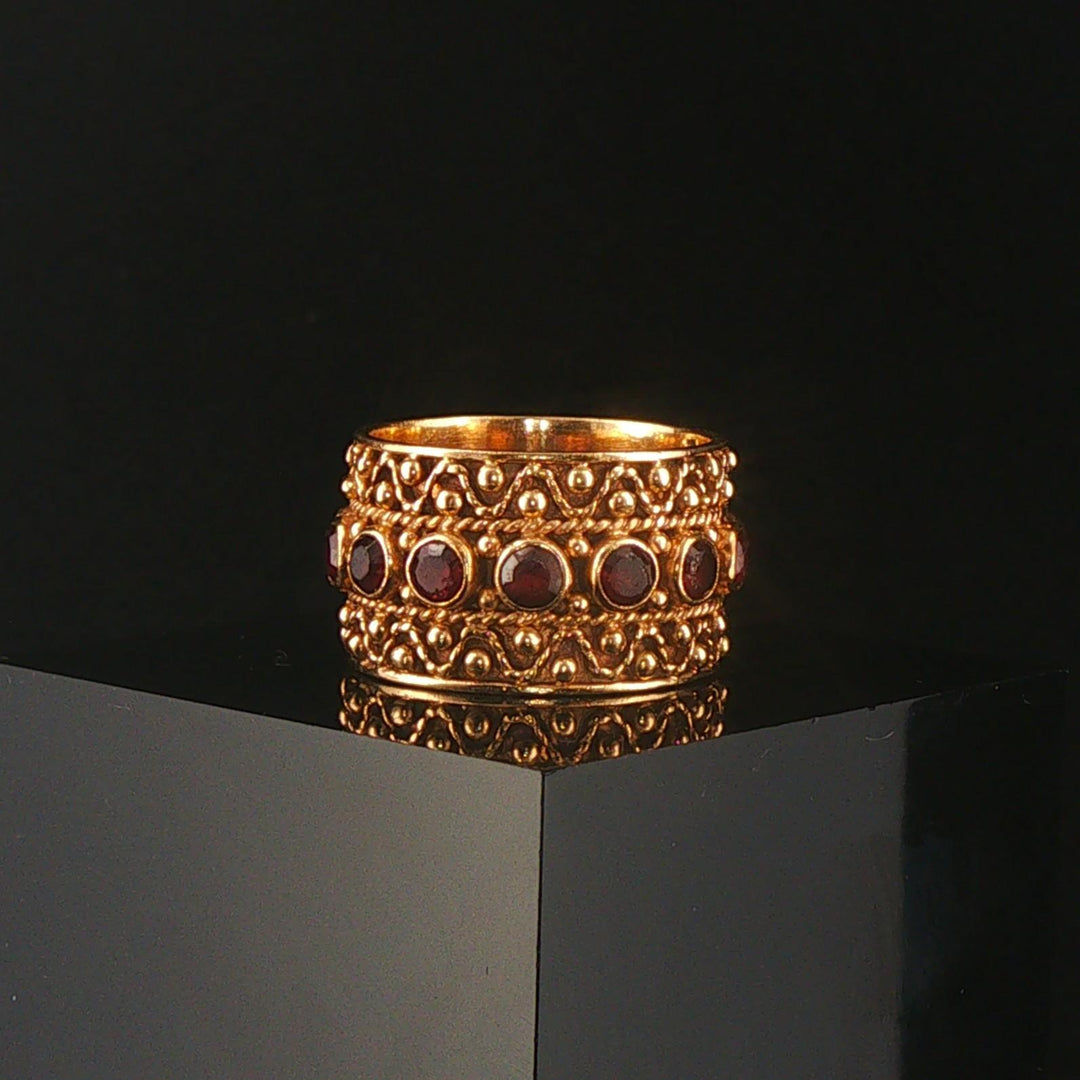 14k Yellow Gold and Garnet 7.3g Solid Vintage Ladies Band Ring Size 7