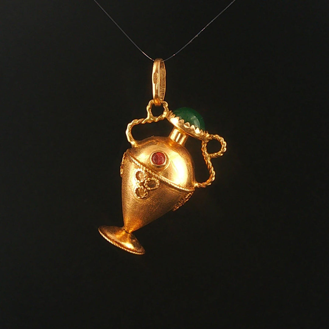 18k Yellow Gold and Cabochon Glass 6.8g Vintage Amphora Charm Pendant Italy