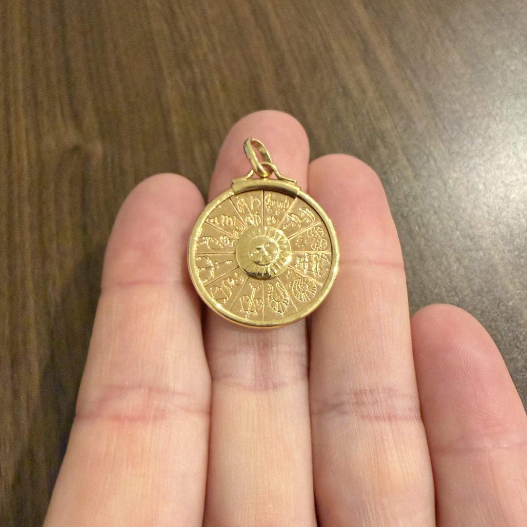 18k Yellow Gold 7.2g UnoAErre Vintage Zodiac Pendant Italy 1.5"