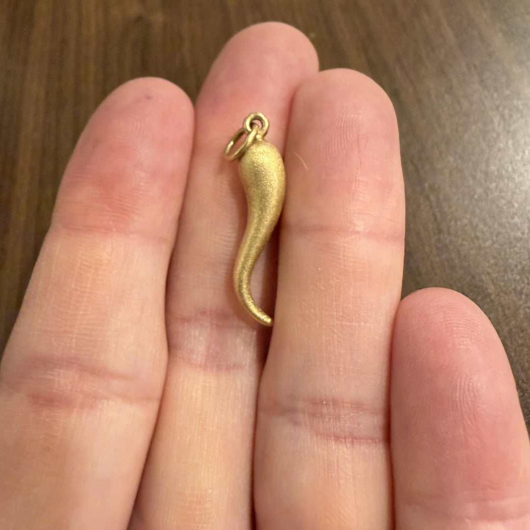 18k Yellow Gold 2.3g Satin Finish Vintage Italian Horn Pendant 1.5"
