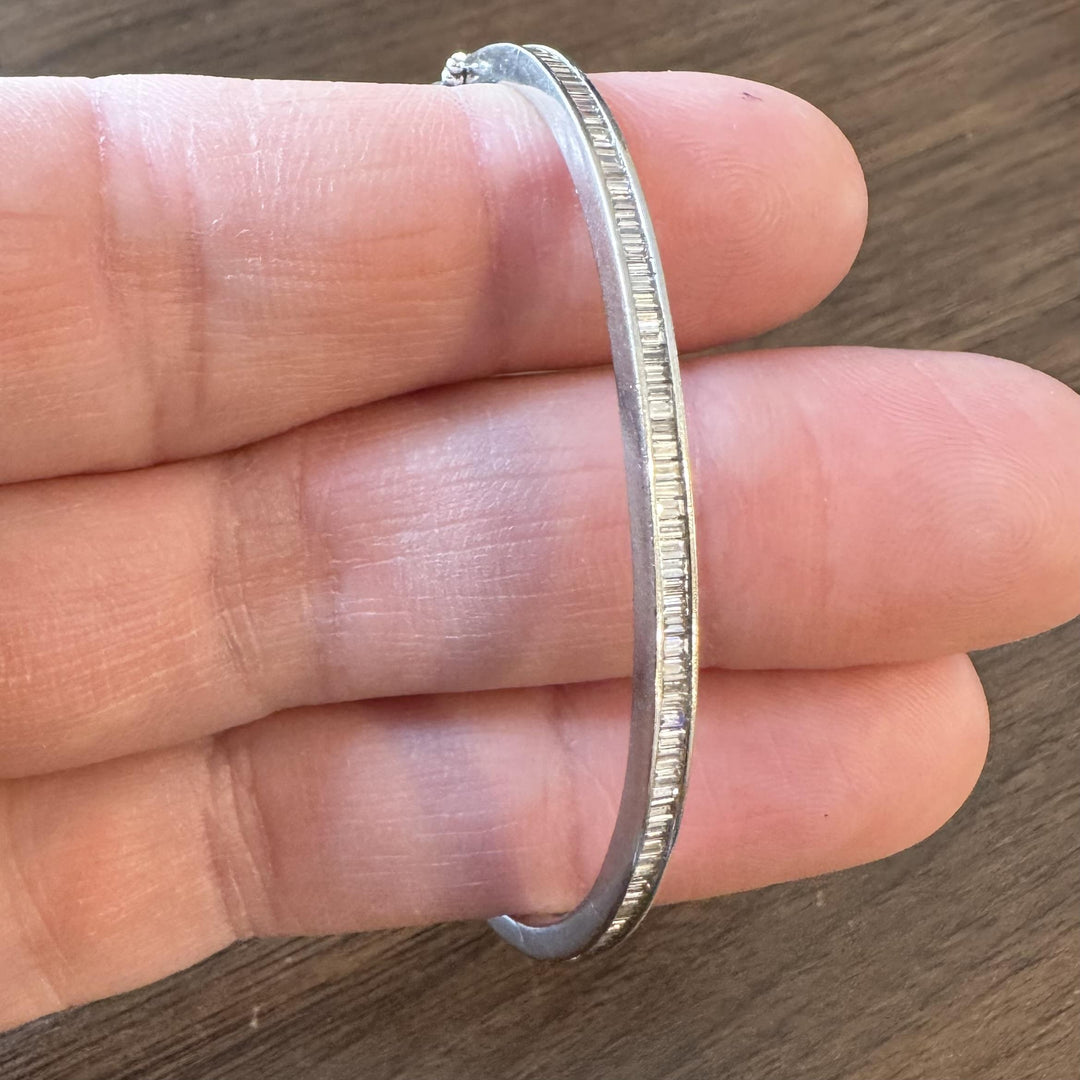 18k White Gold and 0.88cttw Baguette Diamonds Bangle Bracelet 6.5"
