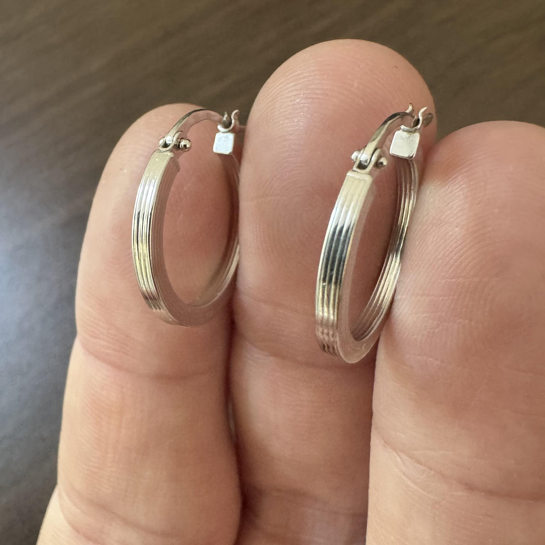 18k White Gold 1.2g Hollow Light Small Ribbed Hoop Earrings Italy