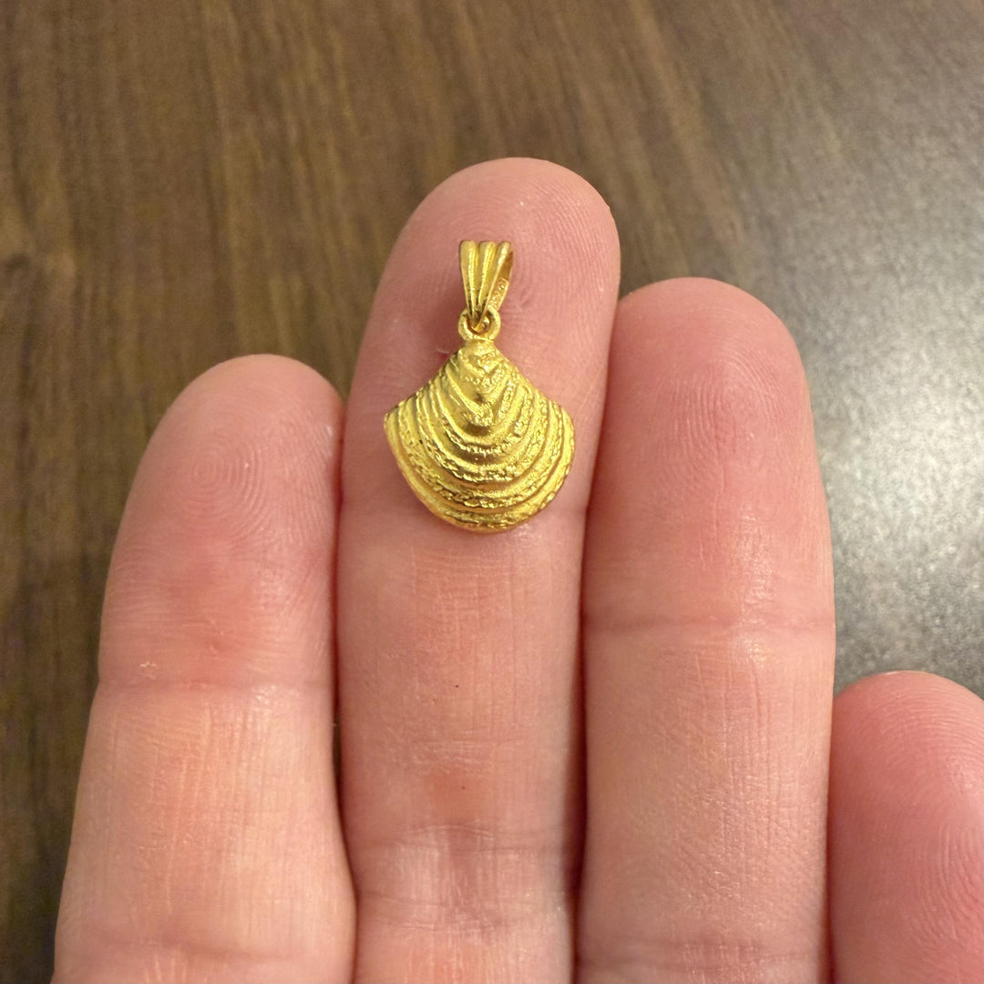 24k Pure Yellow Gold 3.1g Solid Scallop Shell Pendant