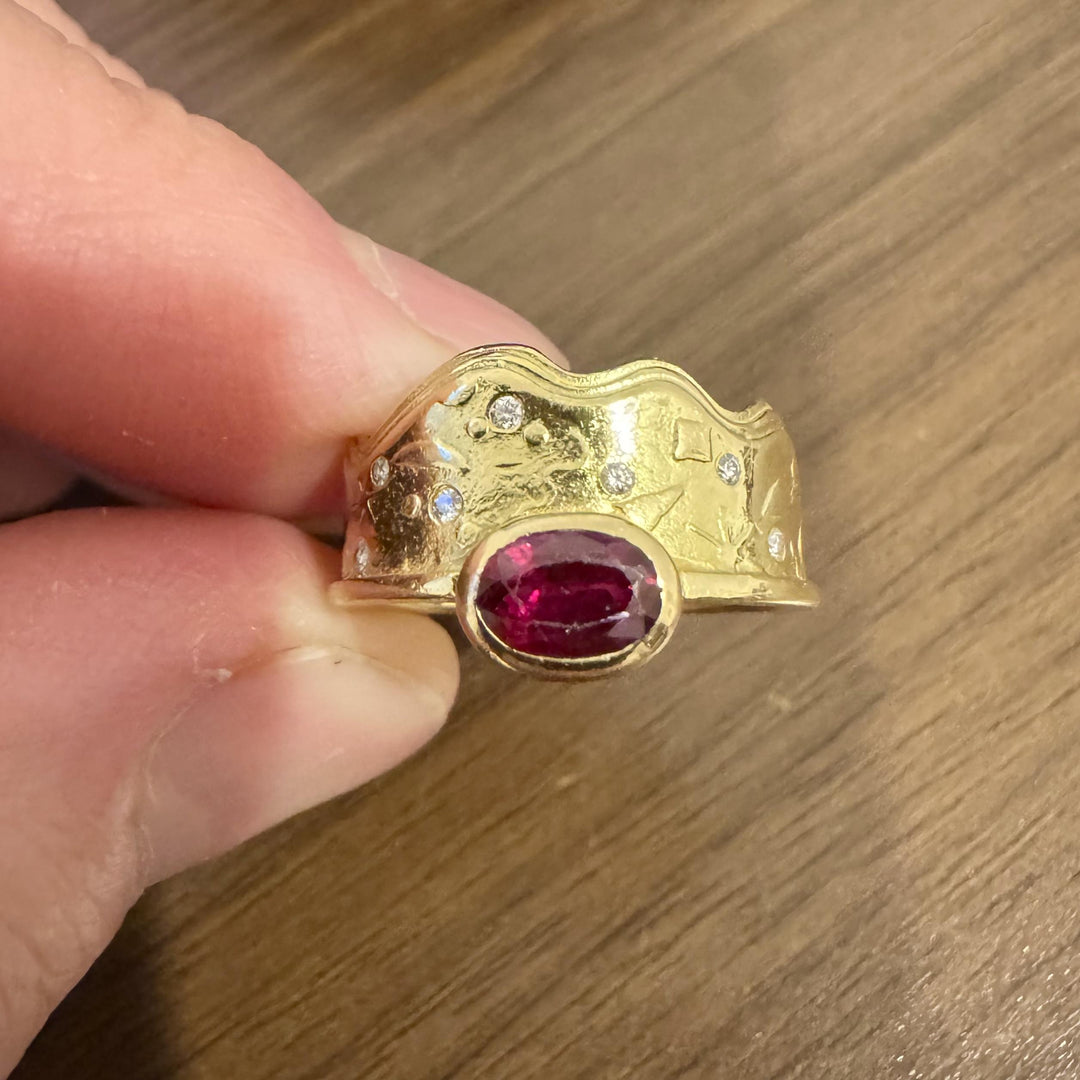 18k Yellow Gold Ruby and Diamond 7.6g Vintage Crown Ring Size 6.25
